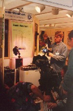 Foto von der Berichterstattung des Bayrischen Fernsehen aus einer Koll Sauna auf der IHM 1994 (Internationale Handwerksmesse) in Mnchen ++ Reportage aus einer Koll-Sauna ber das Biodampfbad (Kolldarium) ++ Koll Saunabau ++ Links Koll-Sauna mit Reporter / Rechts weitere Koll-Sauna mit integriertem Regal und Kolltrol Steuergert fr das Danarium ++ Biodampfbad (Kolldarium) Kombinationsofen und Biodampfbad (Kolldarium) Ofenschema vor der Koll-Sauna